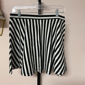 FOREVER 21‎ Black and White Stripe A-LineMini Skirt, Size Junior Large